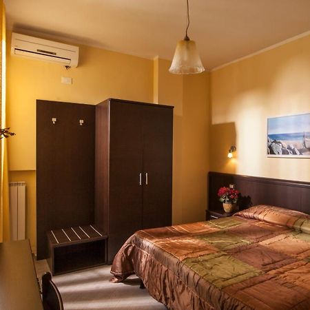 Hotel Il Cavaliere Nero ตีร์เรเนีย ภายนอก รูปภาพ