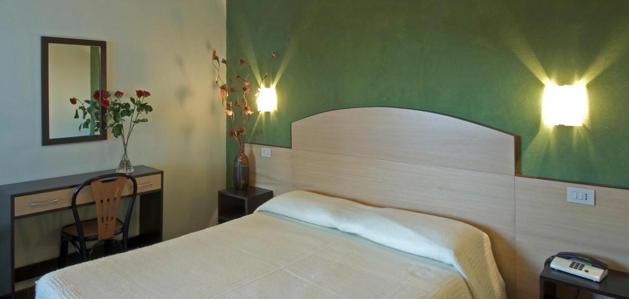 Hotel Il Cavaliere Nero ตีร์เรเนีย ภายนอก รูปภาพ