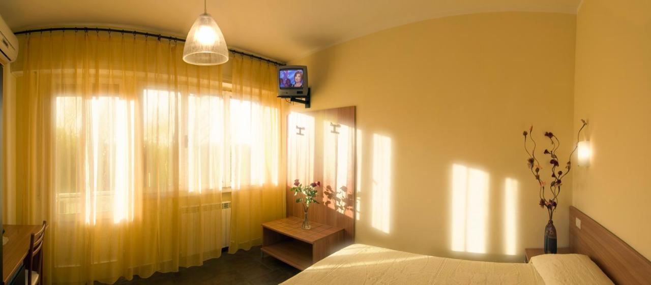 Hotel Il Cavaliere Nero ตีร์เรเนีย ภายนอก รูปภาพ
