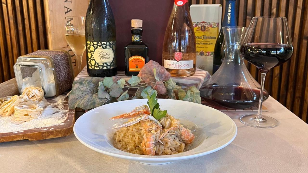 Hotel Il Cavaliere Nero ตีร์เรเนีย ภายนอก รูปภาพ