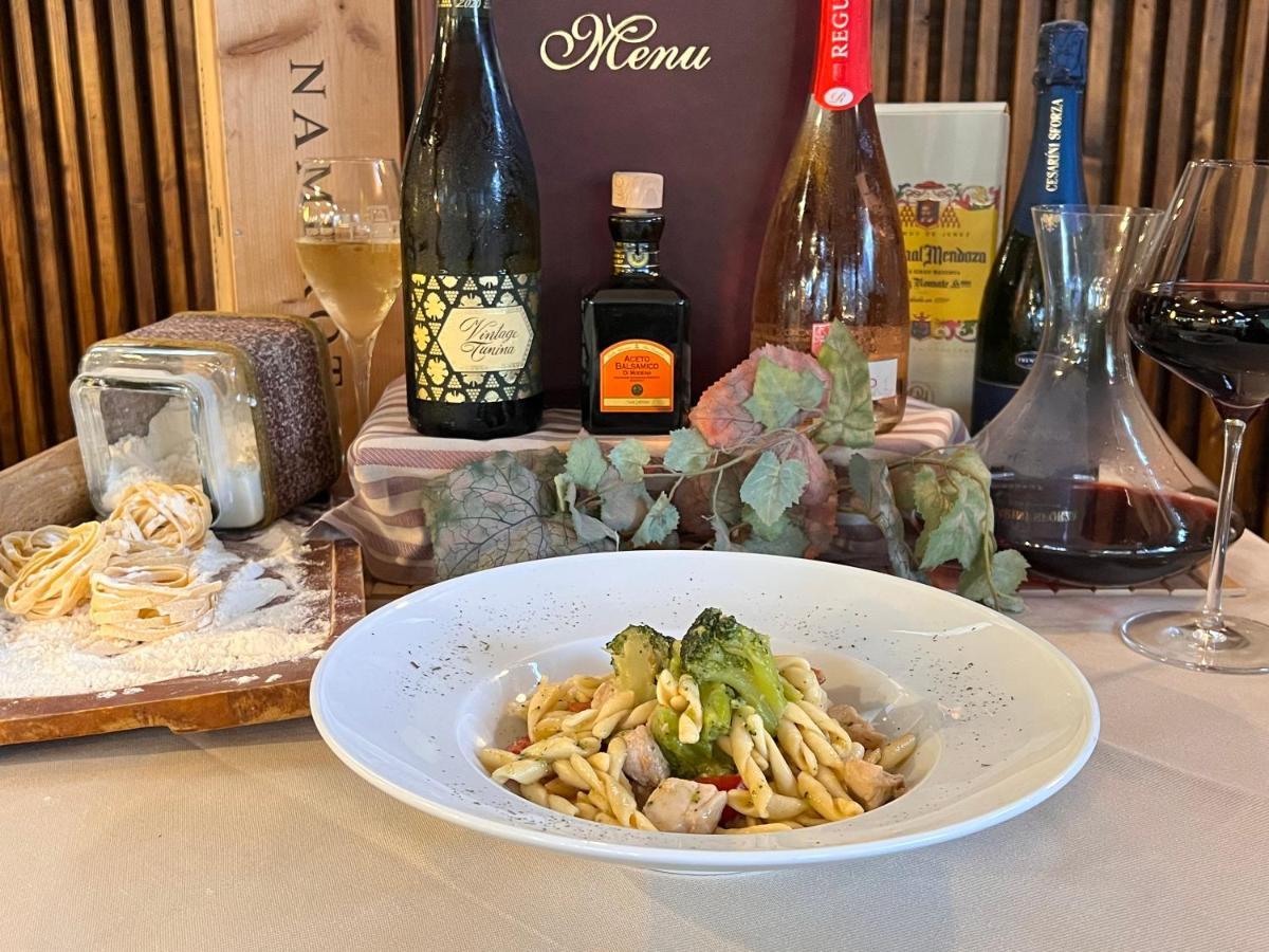 Hotel Il Cavaliere Nero ตีร์เรเนีย ภายนอก รูปภาพ