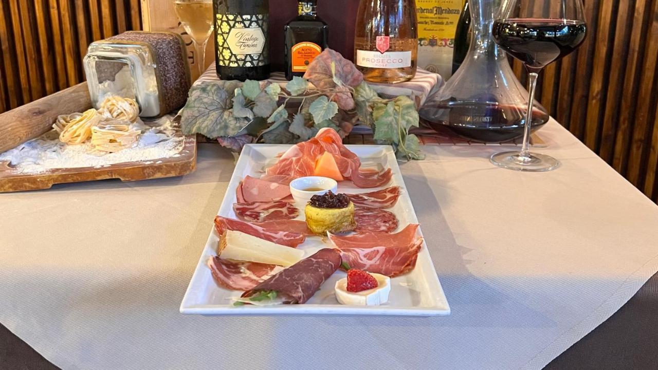 Hotel Il Cavaliere Nero ตีร์เรเนีย ภายนอก รูปภาพ